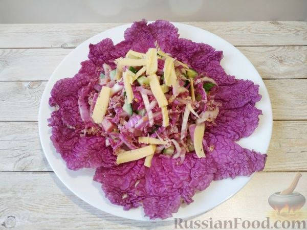 Салат из пурпурной пекинской капусты, огурцов и ветчины (без майонеза)