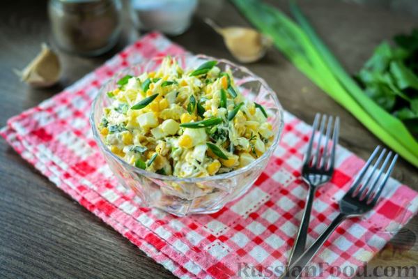 Салат с кукурузой, сыром, яйцами и чесноком