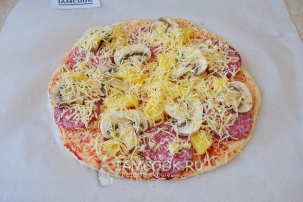 Пицца с колбасой, грибами и ананасами