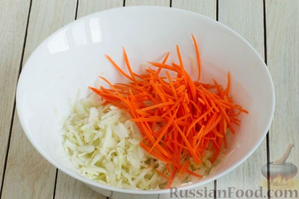 Салат из капусты, свежей свёклы и моркови
