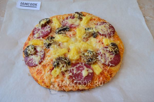Пицца с колбасой, грибами и ананасами