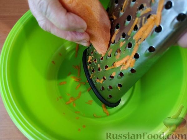 Новогодняя закуска из моркови и сыра на крекерах