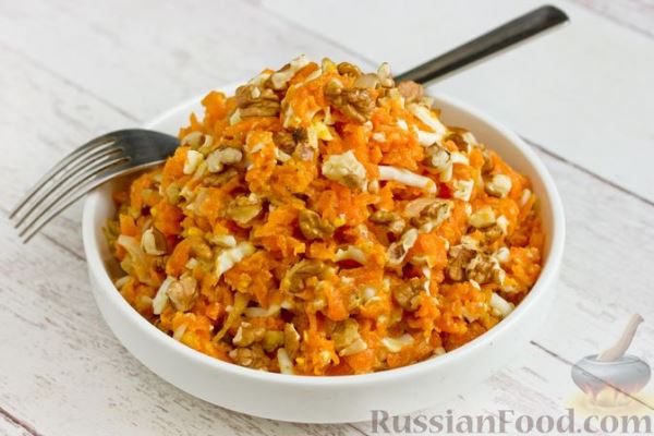 Салат из моркови, с яйцами, жареным луком и грецкими орехами