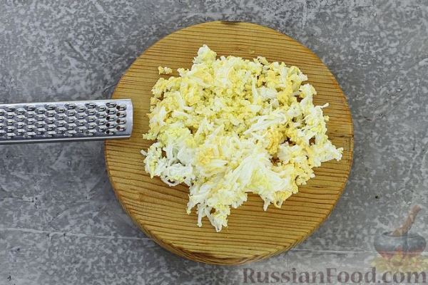 Слоёный салат с селёдкой, картофелем, плавленым сыром и солёными огурцами