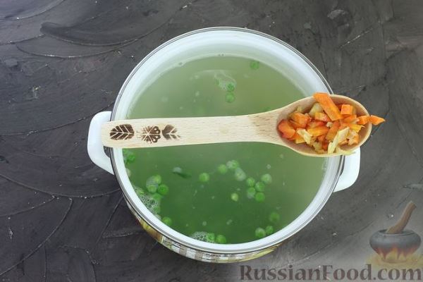 Куриный суп с булгуром, зеленым горошком и овощами