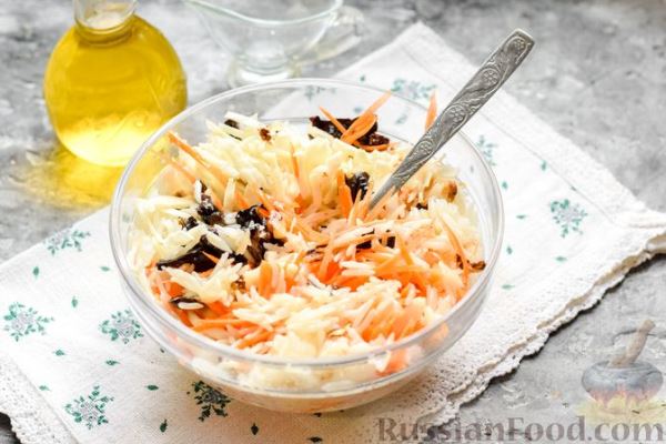 Салат с капустой, рисом, морковью, черносливом и орехами