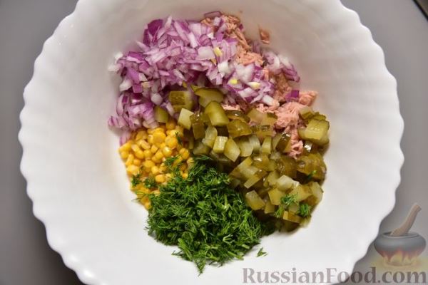 Салат с тунцом, кукурузой, солёными огурцами и яйцами