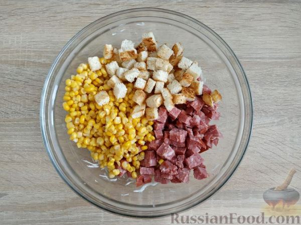 Салат с капустой, колбасой, кукурузой и сухариками