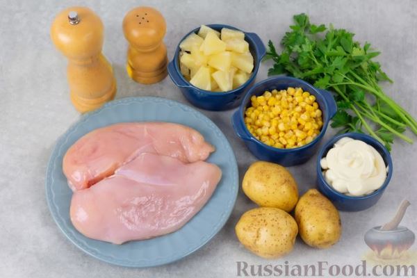Салат с курицей, картофелем, кукурузой и консервированными ананасами