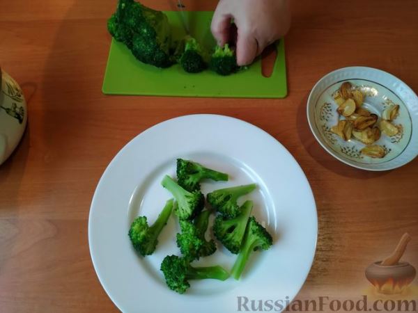 Салат из брокколи с чесночными чипсами