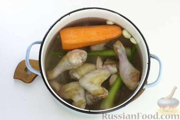 Куриный суп с перловой крупой и черносливом