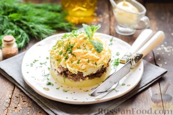 Слоёный салат с картофелем, мясным фаршем, сыром и яйцами