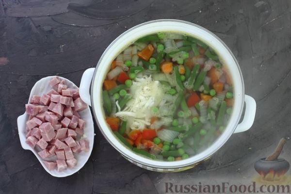 Сырный суп с ветчиной, стручковой фасолью, перцем и  зелёным горошком