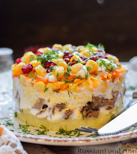 Слоёный салат с говядиной, картофелем, морковью и кукурузой