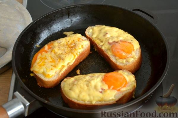 Яичница в хлебе, с сыром и колбасой