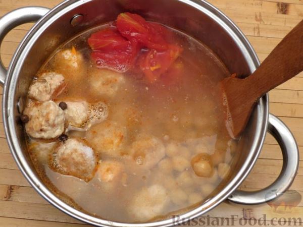 Томатный суп с нутом и мясными фрикадельками