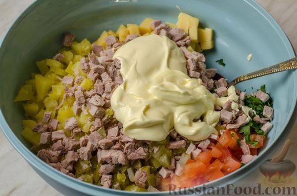Мясной салат с картофелем, помидорами, солёными огурцами и сыром