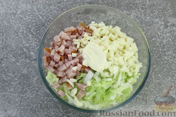 Салат с пекинской капустой, ветчиной и сыром сулугуни