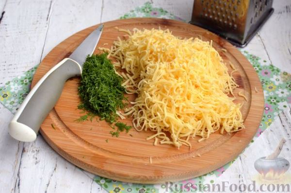 Салат с консервированной фасолью, маринованными опятами, ветчиной и сыром