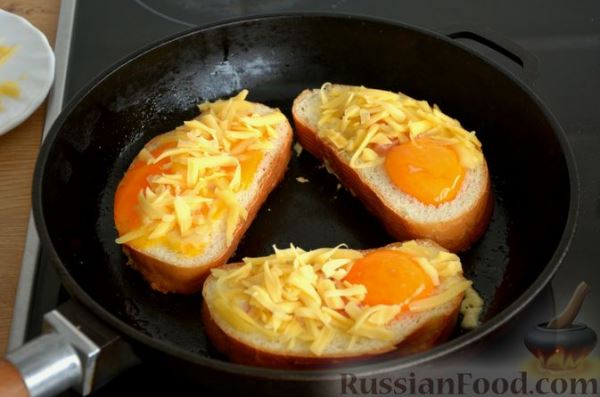 Яичница в хлебе, с сыром и колбасой