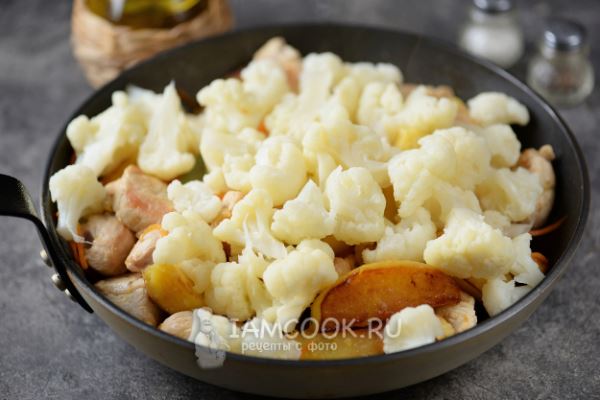 Индейка с цветной капустой и картошкой (на сковороде)
