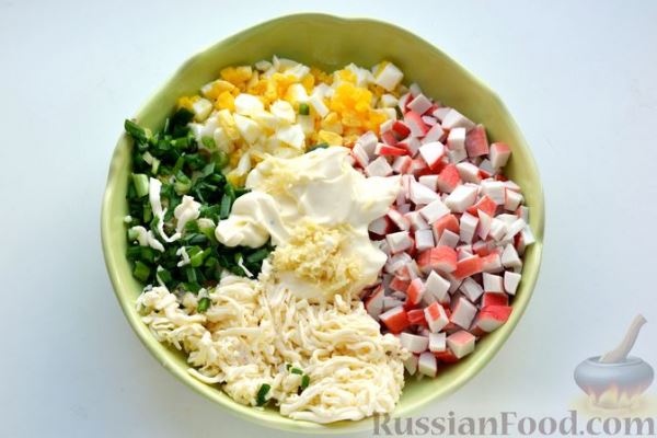Салат с крабовыми палочками, плавленым сыром, яйцами и зелёным луком