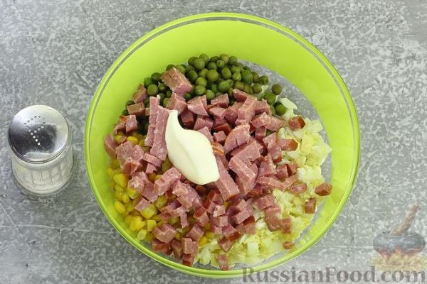 Салат с колбасой, консервированным зелёным горошком, кукурузой и яйцами