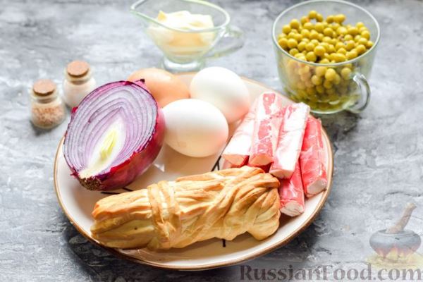 Салат с крабовыми палочками, сыром сулугуни и консервированным зелёным горошком