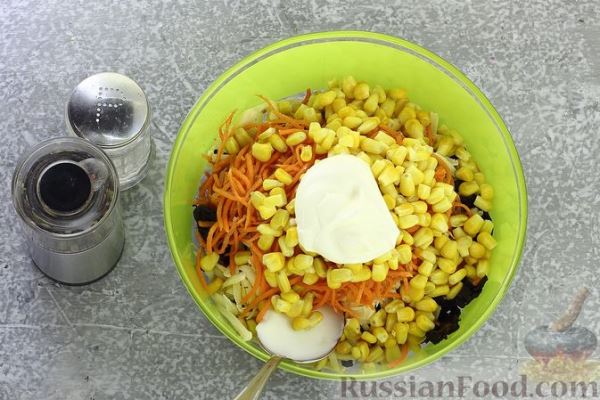 Салат с курицей, черносливом, морковью по-корейски, кукурузой и сыром