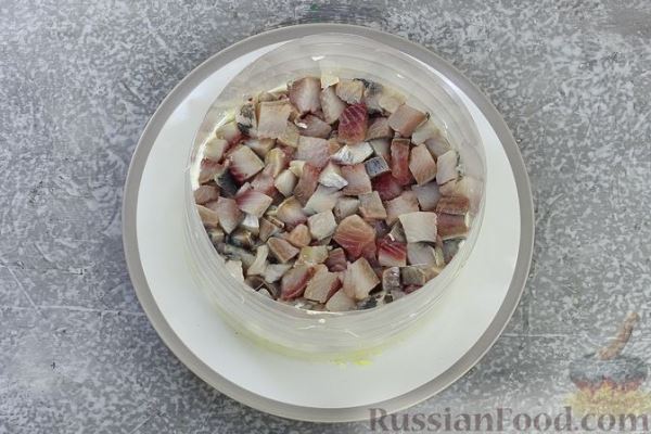 Слоёный салат с селёдкой, картофелем, плавленым сыром и солёными огурцами