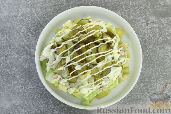 Салат с курицей, картофелем, пекинской капустой и солёными огурцами