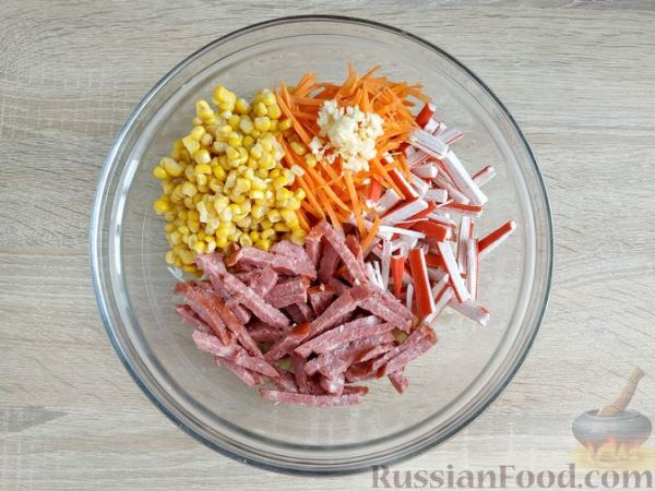Салат с капустой, крабовыми палочками, колбасой и морковью