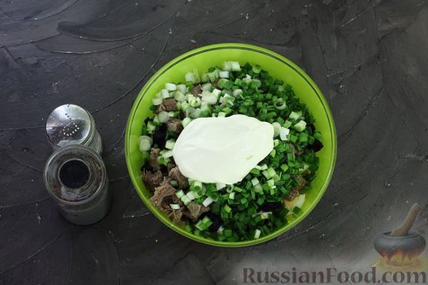 Салат с говядиной, картофелем, черносливом и яйцами
