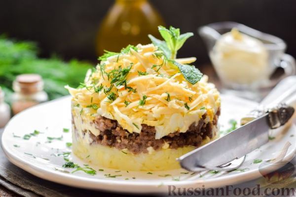 Слоёный салат с картофелем, мясным фаршем, сыром и яйцами