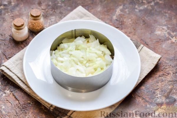 Слоёный салат с тунцом, крабовыми палочками, сыром и кукурузой