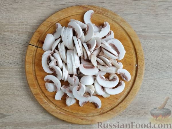 Макароны с фасолью, грибами и помидорами