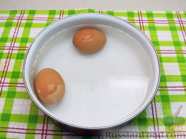 Суп с пельменями и яйцом
