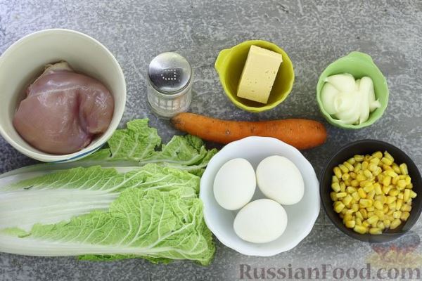 Слоёный салат с курицей, пекинской капустой, морковью, кукурузой и сыром