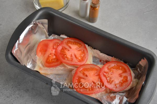 Треска с помидорами и сыром в духовке