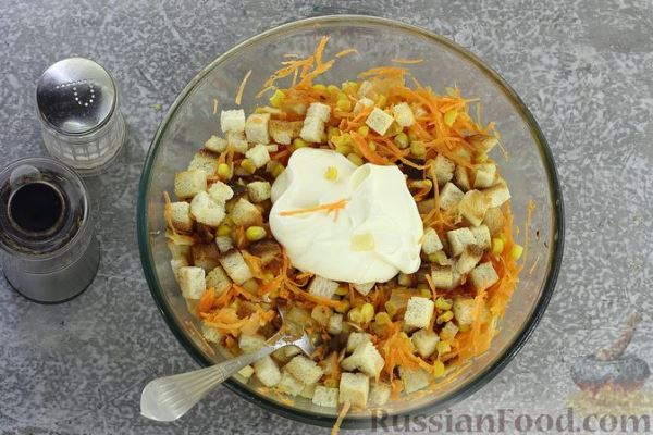 Салат с кукурузой, морковью и сухариками