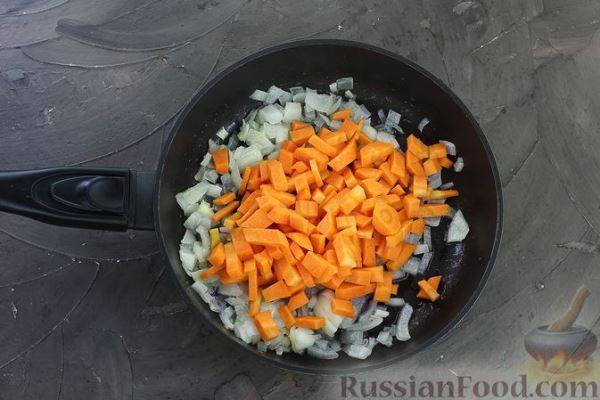 Куриный суп с булгуром, зеленым горошком и овощами