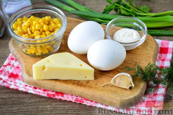 Салат с кукурузой, сыром, яйцами и чесноком