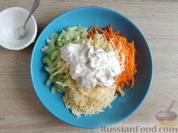 Салат с сельдереем, морковью, яблоком и сыром