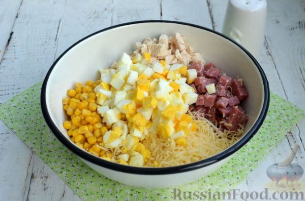 Салат с курицей, кукурузой, колбасой и сыром