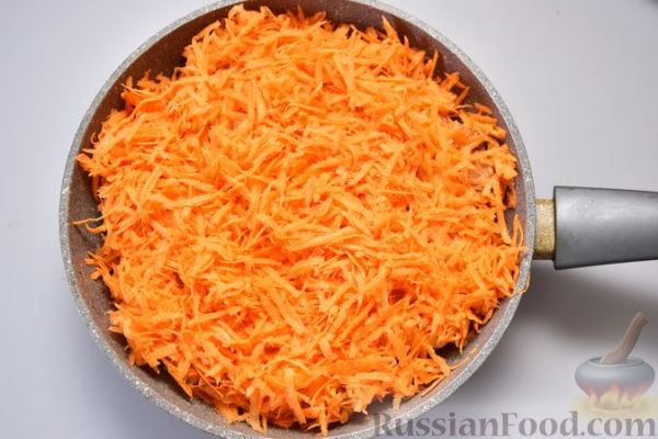 Тефтели с рисом, тушенные с морковью