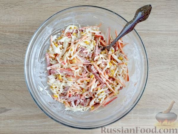 Салат с капустой, крабовыми палочками, колбасой и морковью