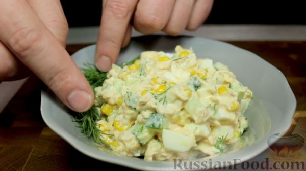 Салат с тунцом, огурцами и кукурузой