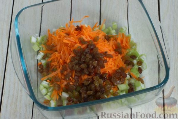 Салат с сельдереем, яблоком, морковью и изюмом