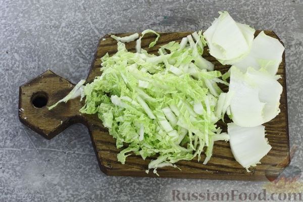 Салат с пекинской капустой, ветчиной и сыром сулугуни