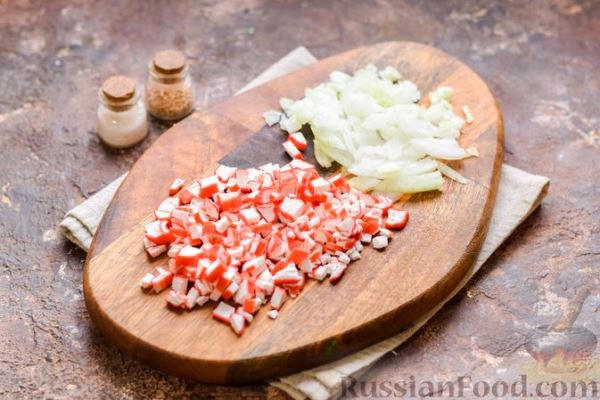 Слоёный салат с тунцом, крабовыми палочками, сыром и кукурузой